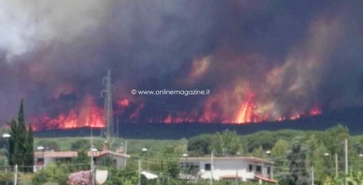 Vesuvio in fiamme, la Procura apre un fascicolo