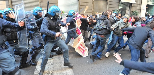 Napoli. Carica delle forze dell’ordine sui manifestanti in attesa di Gentiloni