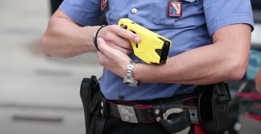 Sicurezza. Mercoledì arriva in Campania il taser, sarà sperimentato a Napoli e Caserta