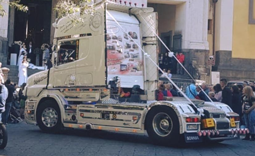 Castellammare. Gli sposi all’altare con la motrice di un tir