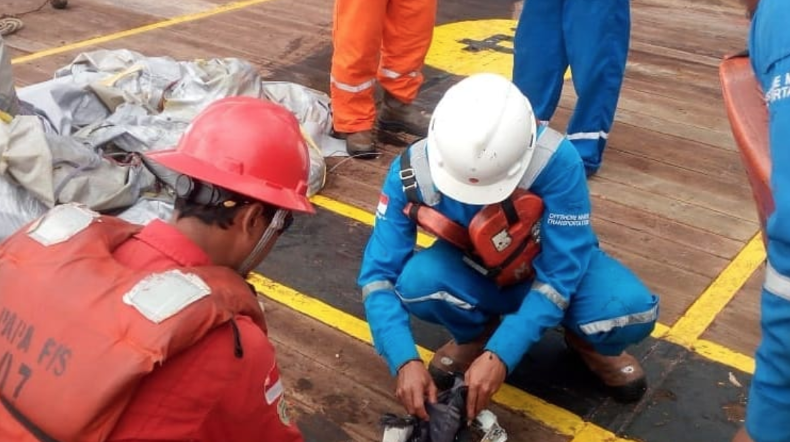 Cade aereo in Indonesia: ad ora nessun superstite (LE FOTO)