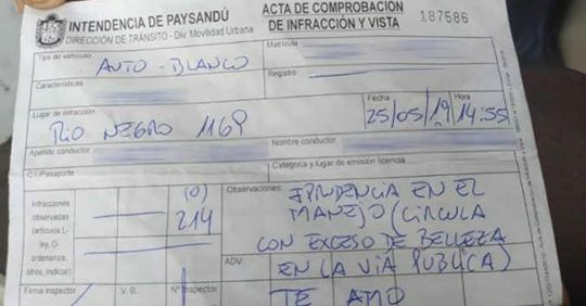 Uruguay. Multa ragazza alla guida perché troppo bella, agente rischia il posto