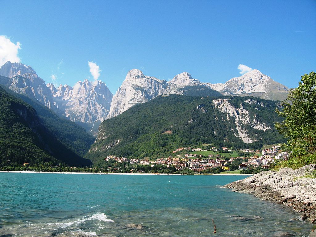 Mistero nel Lago di Garda. Turista si tuffa nelle acque e sparisce per due giorni: non ricorda nulla